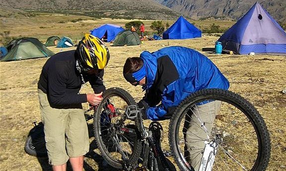 Sestavljanje ketne, v ozadju naš kemp