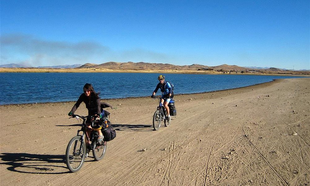 Kolesarjenje ob jezeru Titicaca