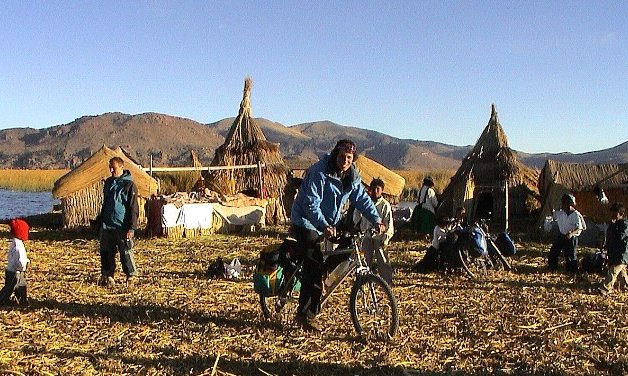 Kolesarjenje po plavajočih otokih Uros