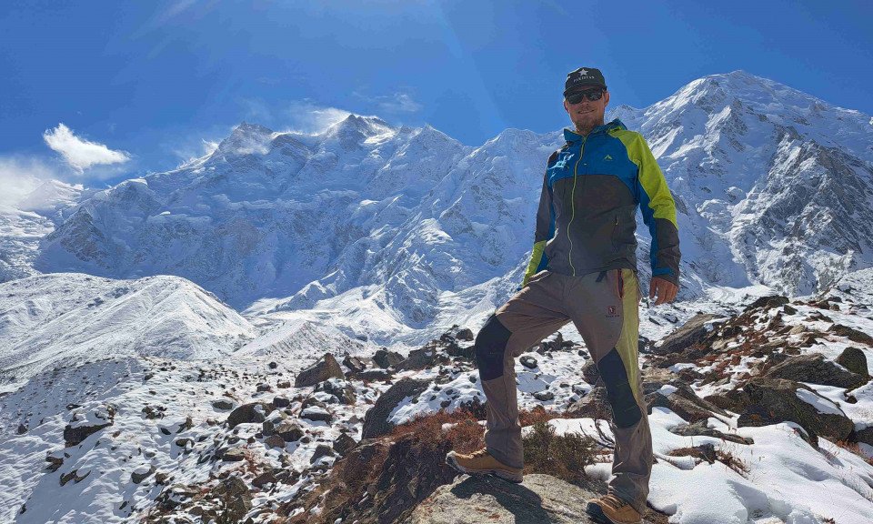 Poziranje pod goro Nanga Parbat.