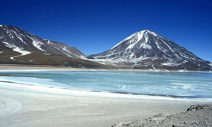 Zelena laguna in skoraj 6000m visok vulkan Llicancabur