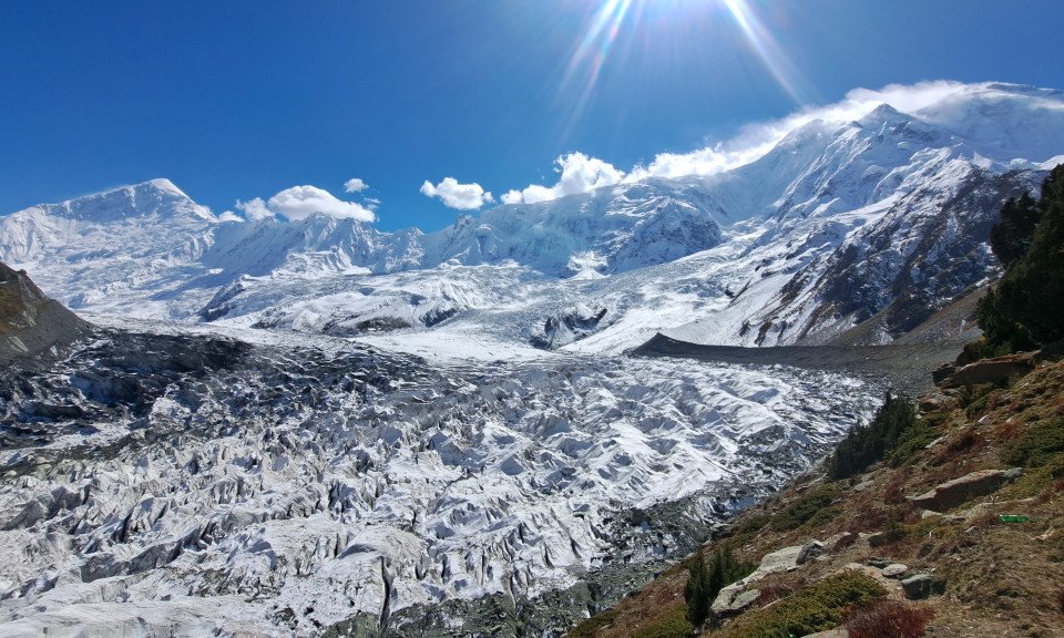 Ledenik pod goro Diran.