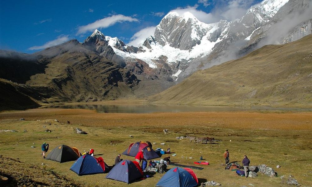 Na trekingih Å¡otorimo v kempih pod gorami in ob jezerih
