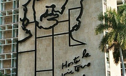 Kuba še vedno diha s Che Guevaro (stavba notranjega ministrstva)