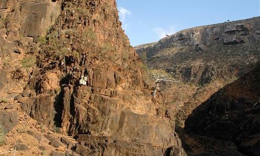 Gore in tolmuni sredi otoka
