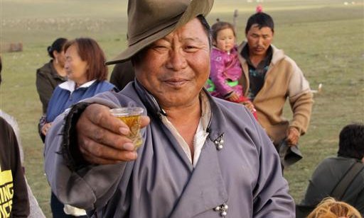 Na šef, spij še enega. Dobr je blo.