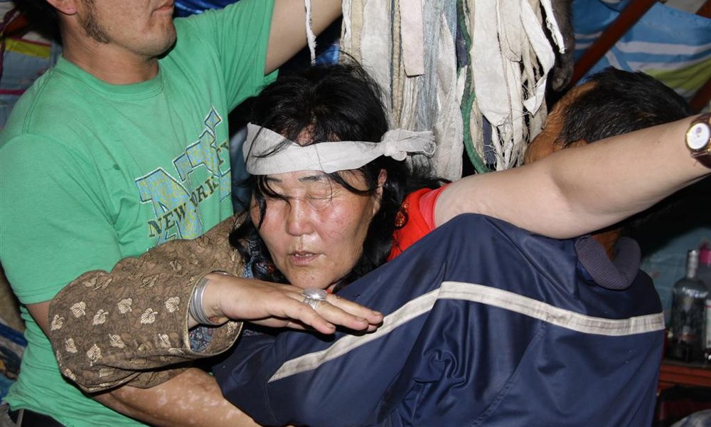 Šamanka, ob koncu transa, po pogovoru z onostranstvom