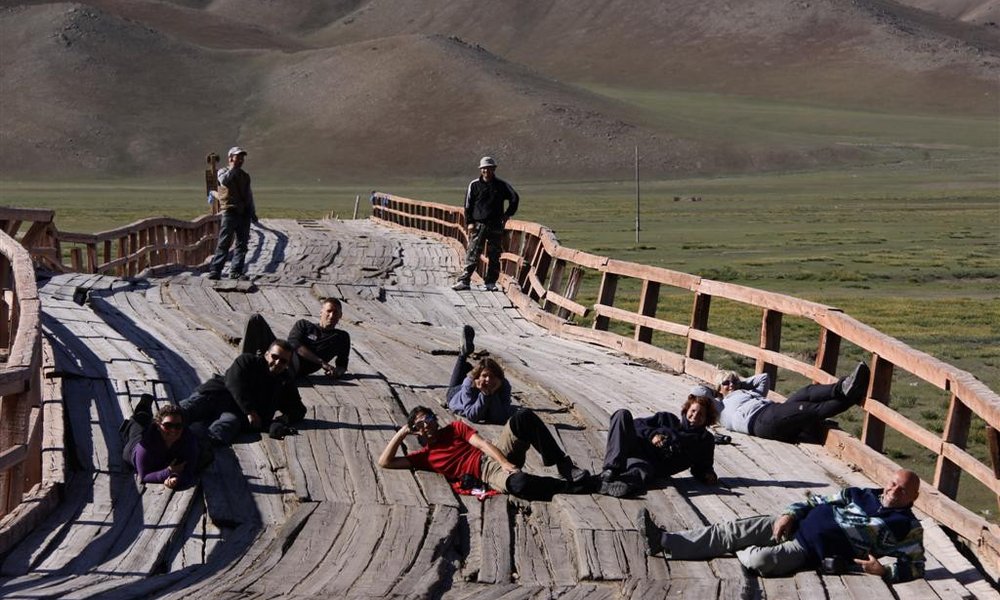 Od vode zvit leseni most sredi Mongolije