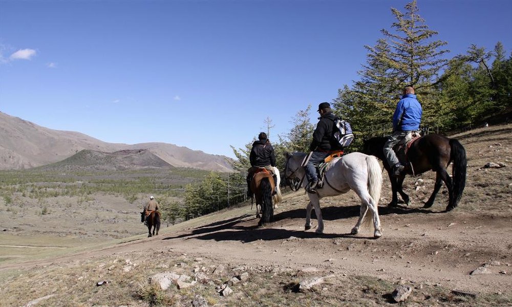 S konji od Belega jezera do vulkana Khorgo