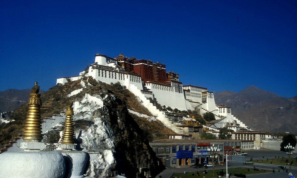 Potala, Dalaj Lamina palača v Lhasi