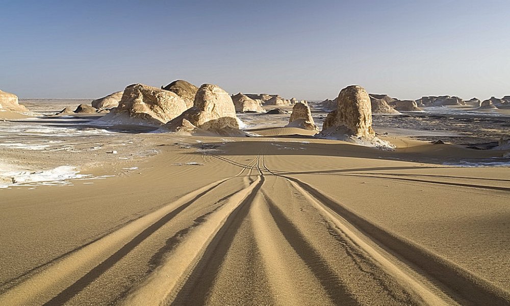 Skozi zahodne puščave se vozimo z jeepi, vhod v Belo puščavo