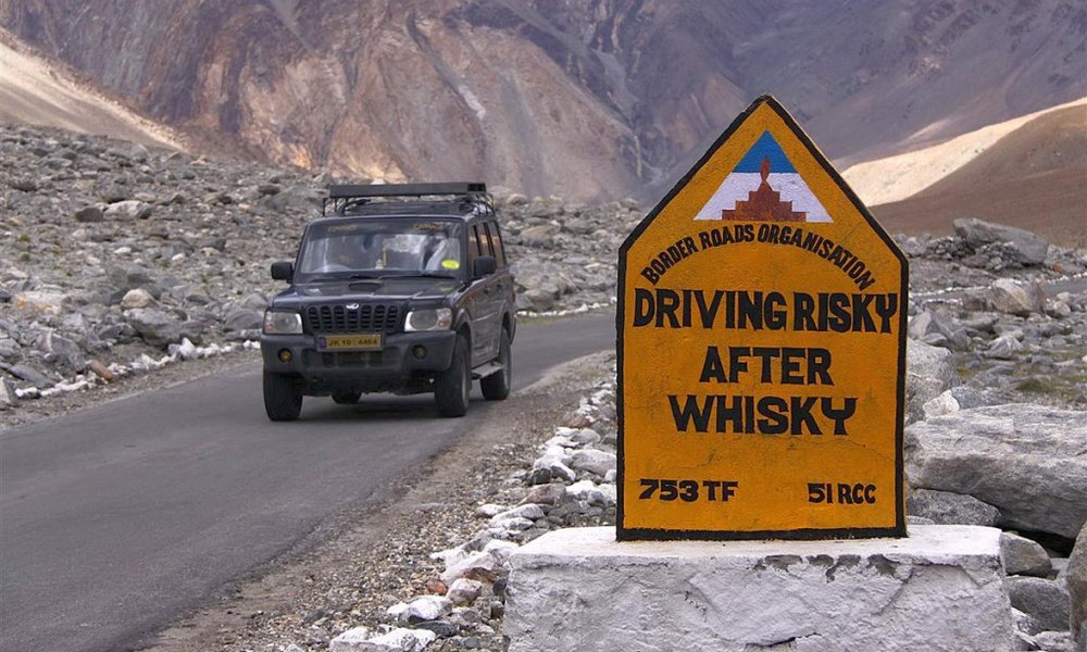 Taki in podobni znaki krasijo vse ceste v Ladaku :-)