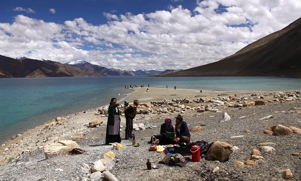 Sveto jezero Pangong, katerega večji del leži v Tibetu