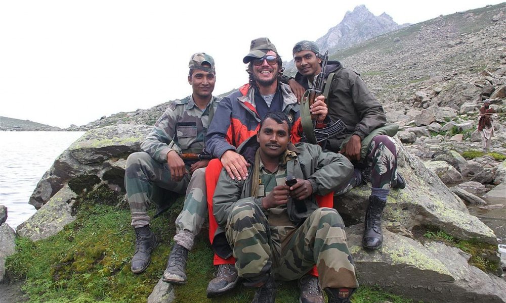 Čekirat sicer morajo, ampak ker jim je dolgčas, so za vsako neumnost :-)