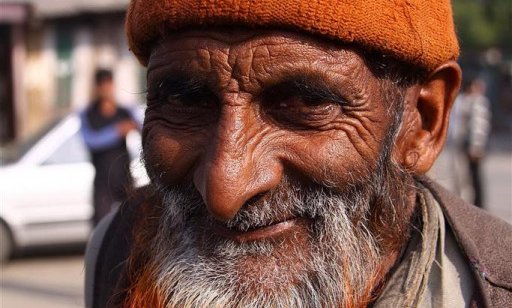 Moda - barvanje brade s heno