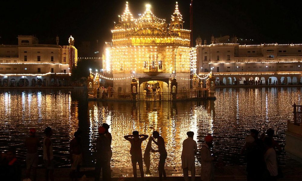 Nočno obredno kopanje - svetišče je odprto 24h na dan