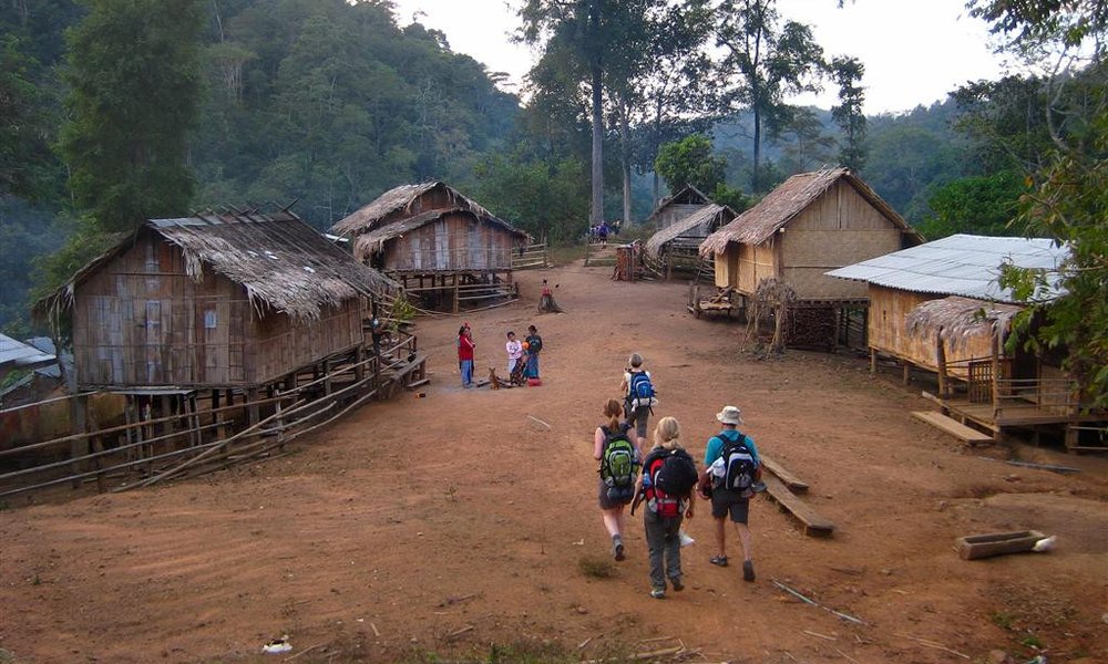 Prihod v vas na severu Tajske, kjer je pridelava opija še vedno prisotna
