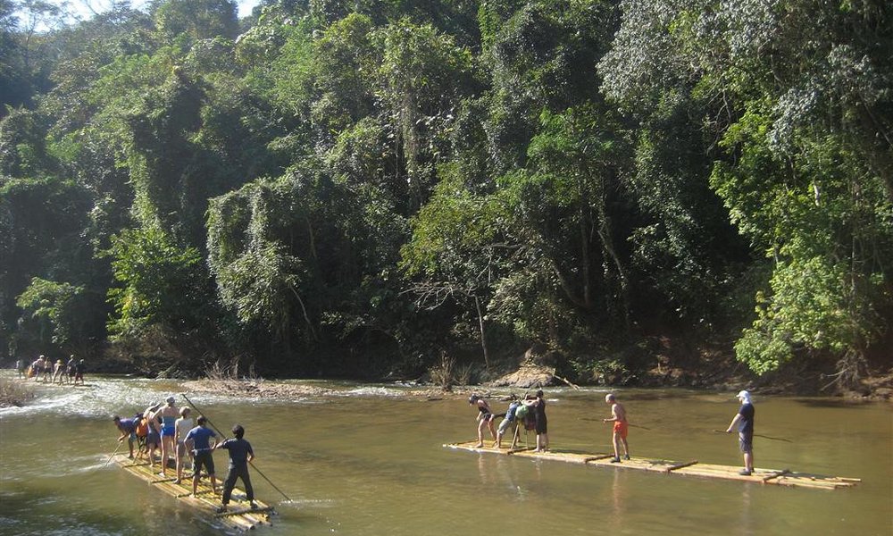 Rafting na bambusovih splavih, še preden postane divje ;-)