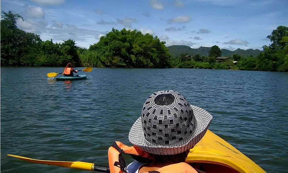 Kajakiranje proti znamenitemu mostu na reki Kwai