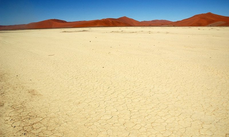 Posušeno jezero sredi puščave Namib