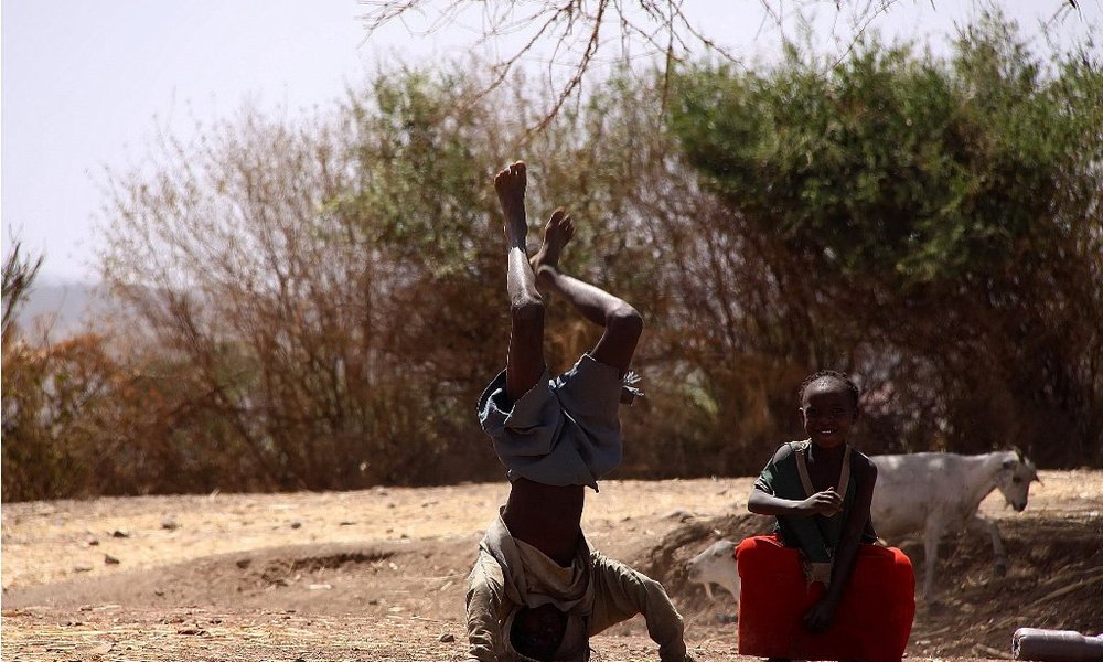 Otroci na poti pozdravljajo z različnimi plesi