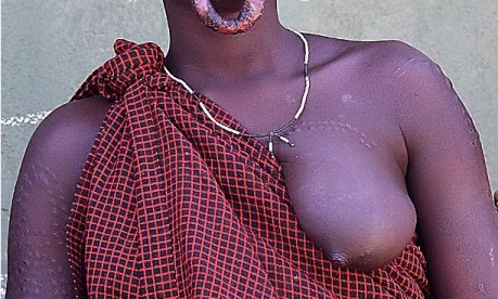 Dekleta s plemena Mursi imajo prepirsano spodnjo ustnico...