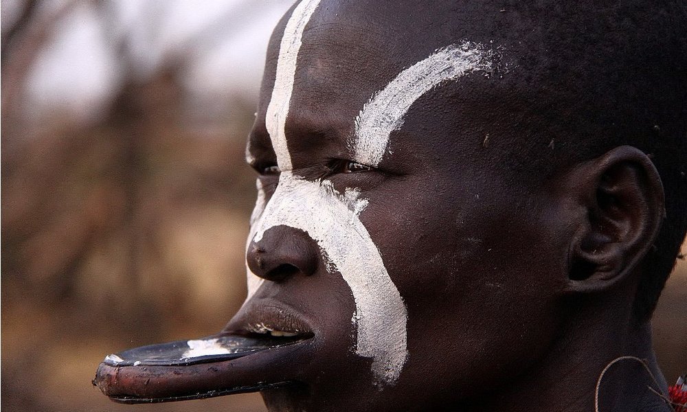 ... v njo si ob pomembnejših dogodkih (kot je recimo obisk ShaPPcev ;-) dajo glinen krožniček; večji ko je ta bolj so ženske spoštovane in cenjene