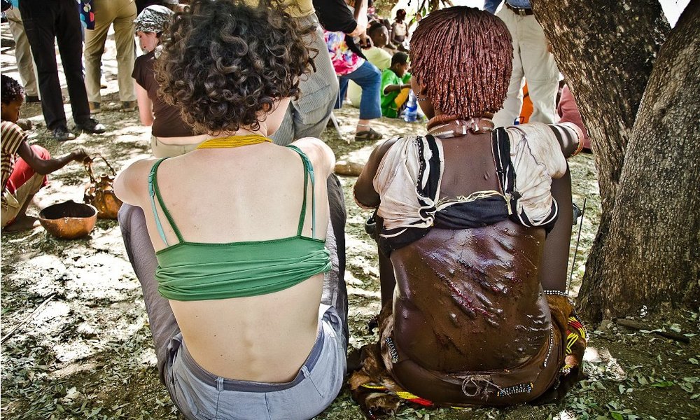 Ceremonija preskakovanja bikov, katere del je bičanje deklet (večje brazgotine ji dajo več spoštovanja)