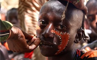 Make-up fantov, ki sodelujejo pri bičanju in preskakovanju bikov
