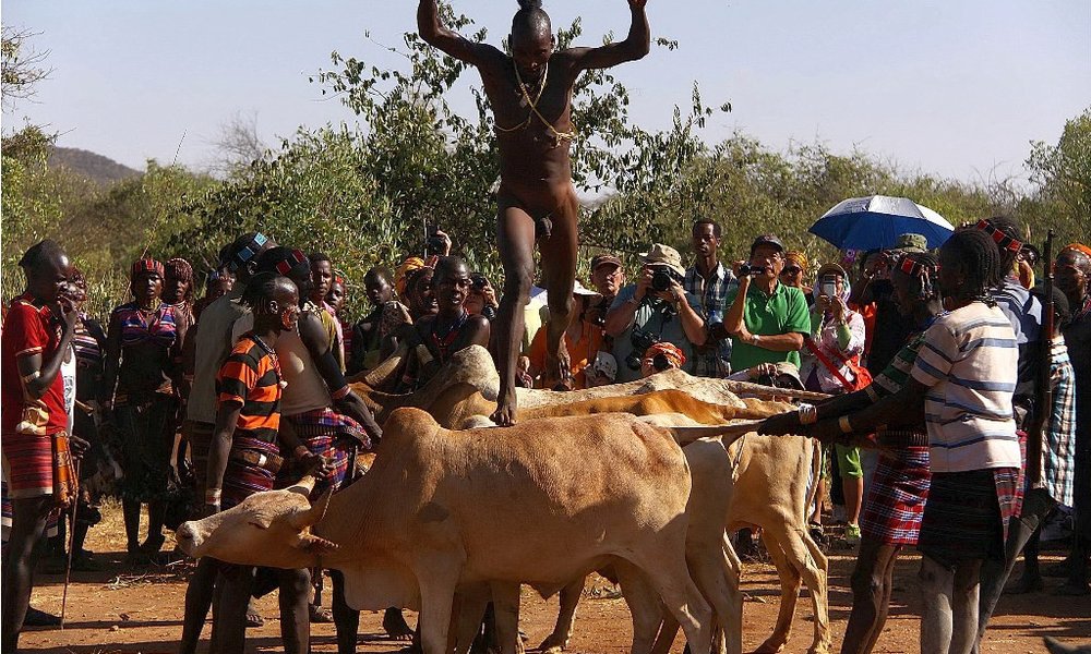 Skok čez bike je skok iz deštva v moškost: ob uspešnem preskakovanju si lahko fant končno umisli ženo (žene) in družino