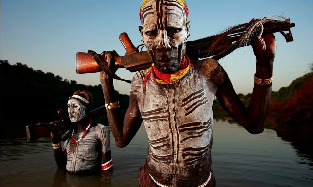 Kalašnikov je obvezna oprema moških v dolini Omo