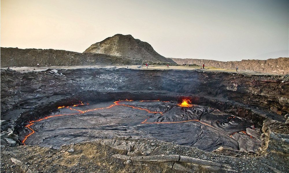 Krater in brbotajoča lava