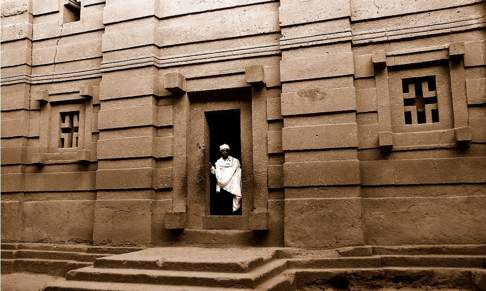 V tla vklesane cerkve Lalibele, afriškega Jeruzalema