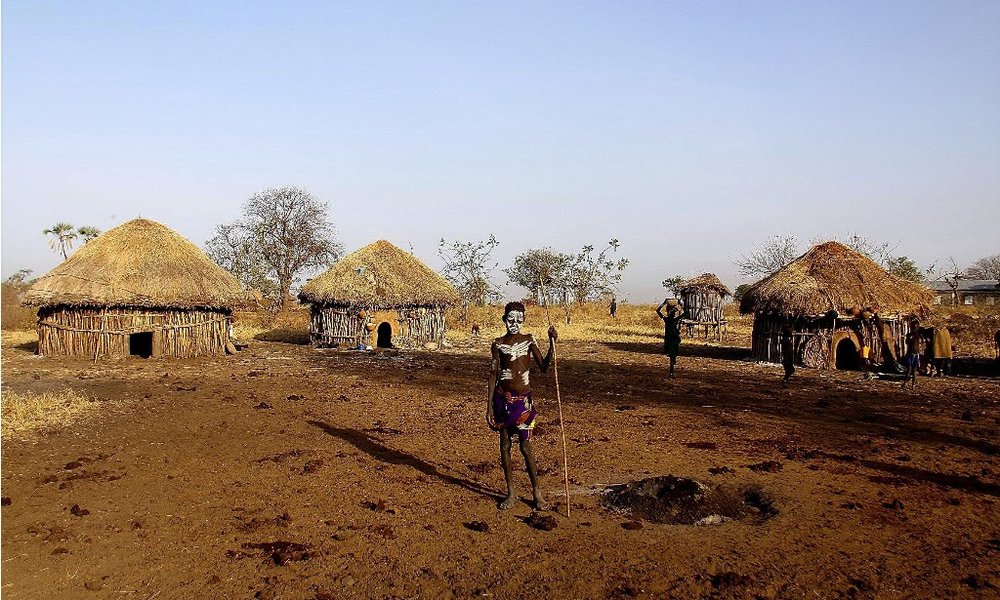 V dolini Omo obiskujemo plemena, kjer prespimo v šotorih