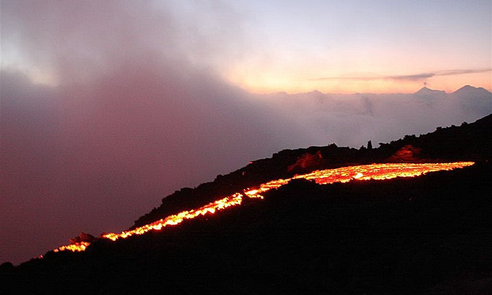 Lava na vulkanu, ki pa včasih je, včasih pa je ni