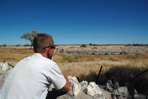 Safari in kempi v Etoshi, kjer z varne razdalje opazujemo živali