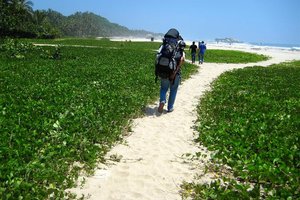 Treking po plaži v Parku Tayrona, Kolumbija