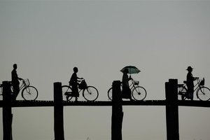 Scena z najdaljšega tikovega mostu na svetu, Burma