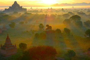 Sončni vzhod nad Baganom, Burma