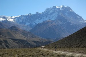S kolesom pod Daulagirijem, Nepal