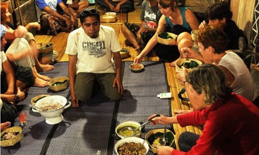 Spanje pri domačinih na Floresu