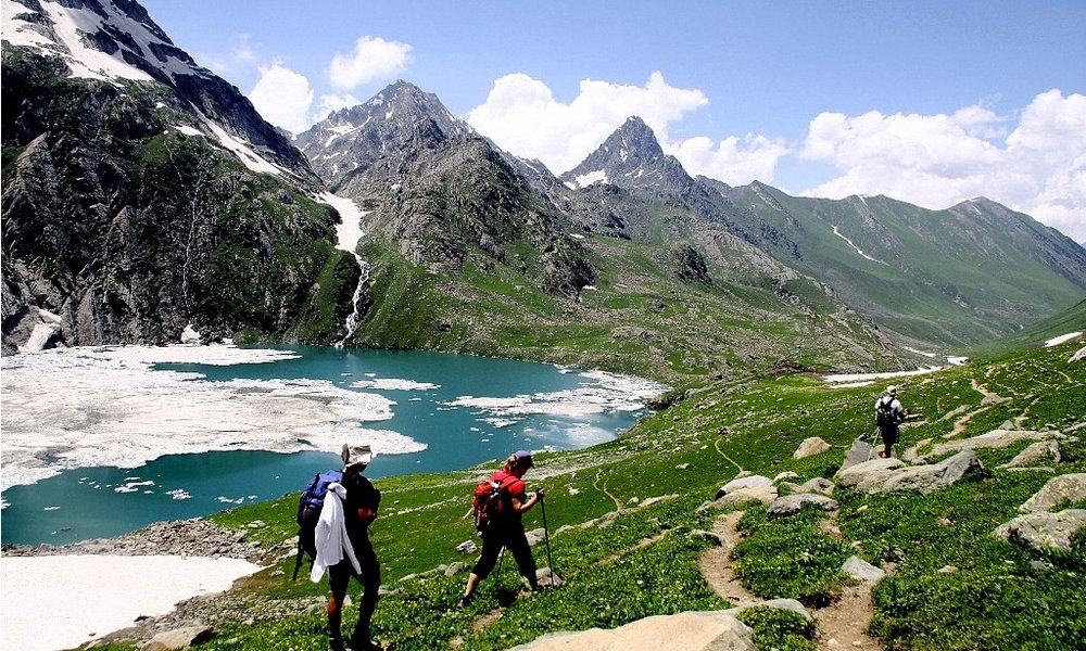Trek mimo zaplat snega in ledeniških jezer