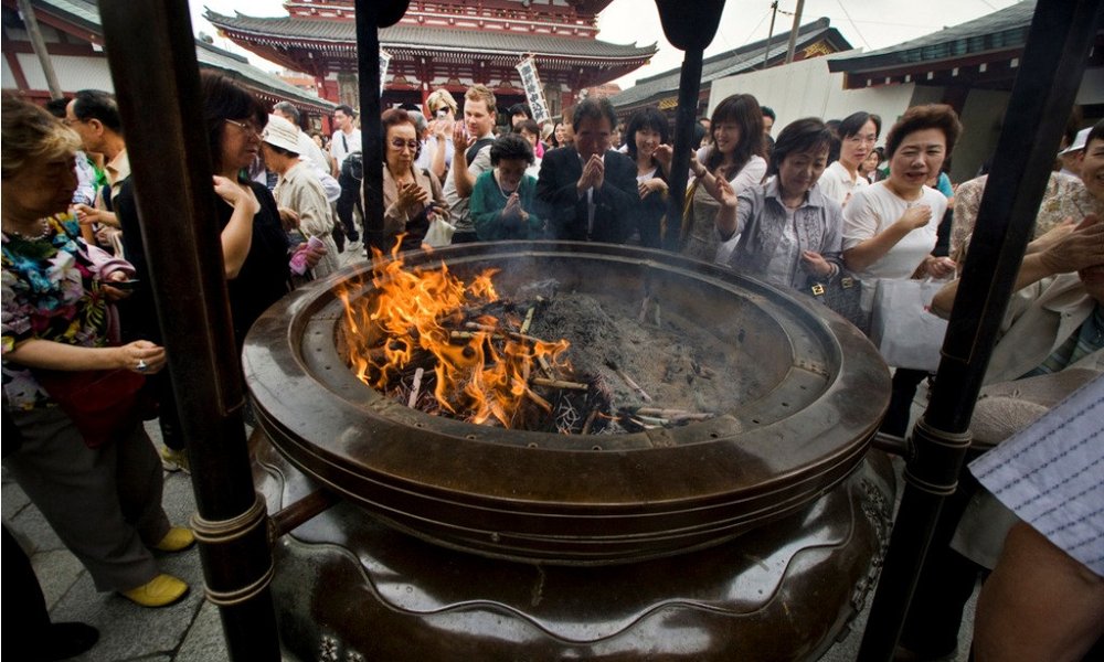Zdravilni dim v templju Sensoji (foto: I. Bončina)