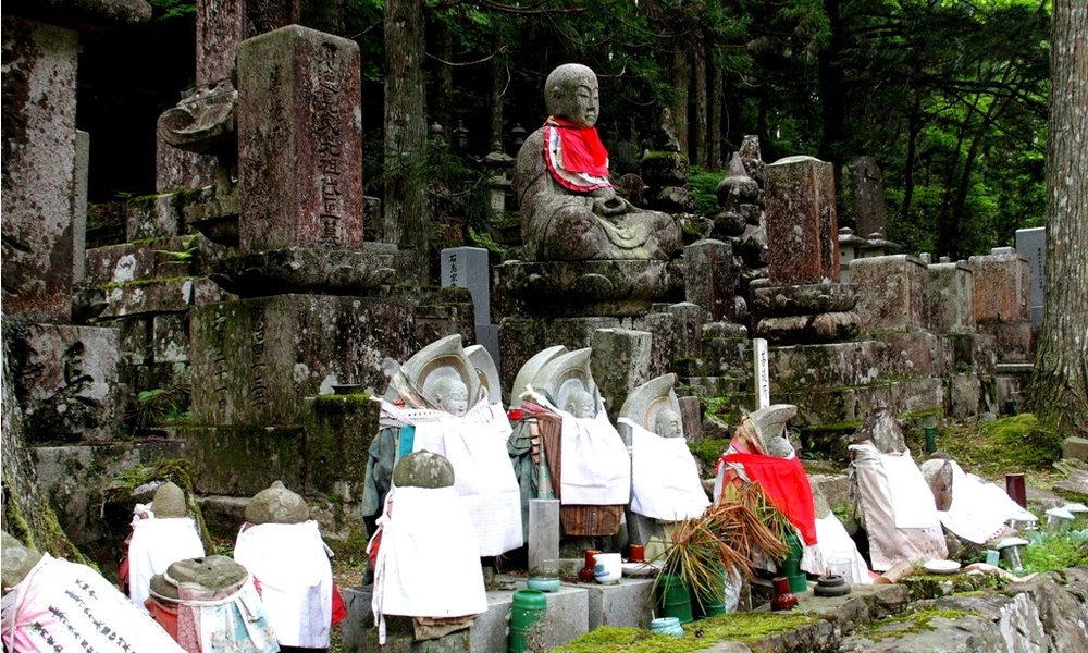 Pokopališče na sveti gori Koyasan