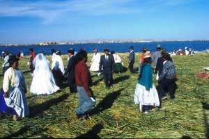Poroka na plavajočih otokih na Titicaci