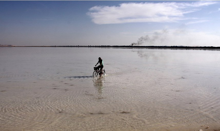 Po slanem jezeru v okolici oaze Siwa