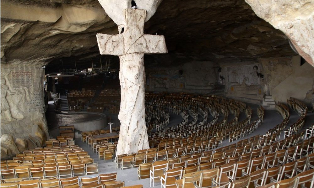 Cerkev, vklesana v skalo, Moqatam