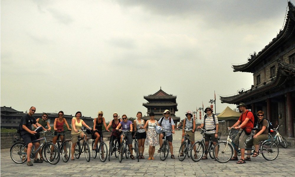 S kolesi zdrvimo po obzidju okrog Xi'ana