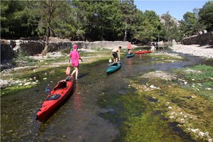 S kajaki ob plaži Olympos, Turčija
