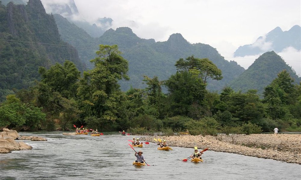 Eni po reki s kajaki...